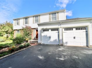 37 Thistlewood Ln, Spencerport, NY 14559