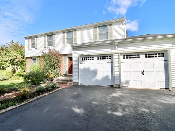 37 Thistlewood Ln, Spencerport, NY 14559