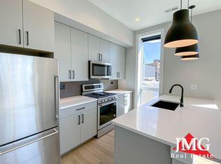 1050 W Cornelia Ave #400, Chicago, IL 60657