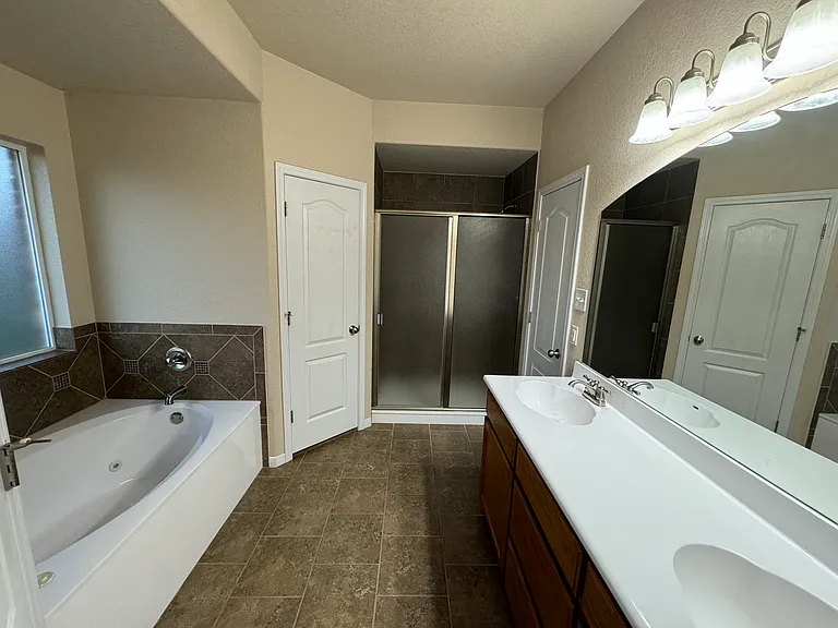 703 Hailie — Photo 8