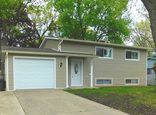 202 Walnut Dr, Streamwood, IL 60107