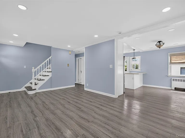 121 Sheridan Ave — Photo 3