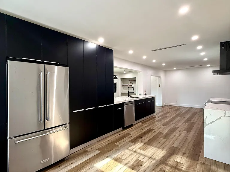 4411 Thomas St — Photo 4