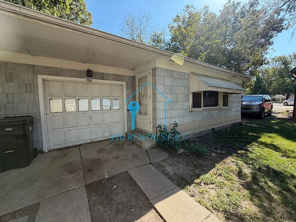 704 N High St