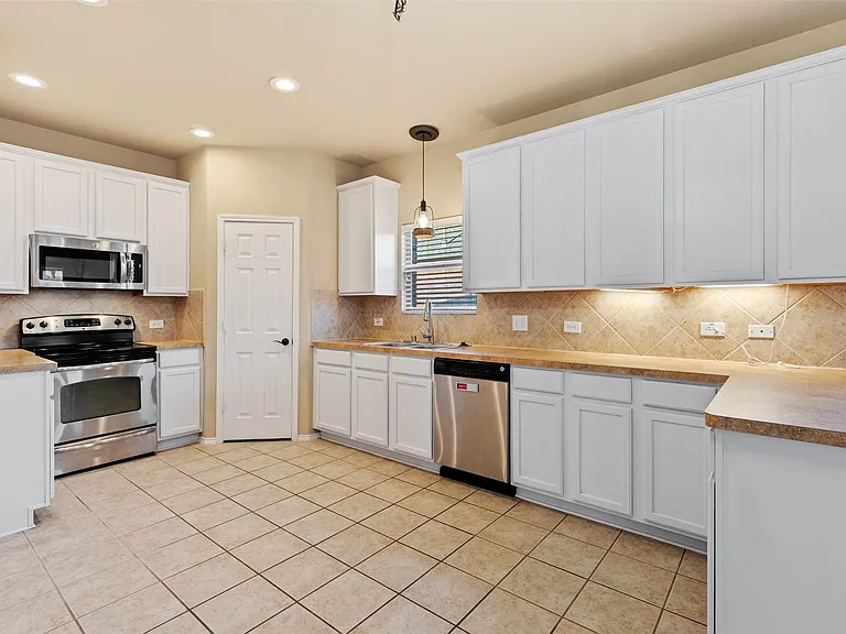 504 Teal Ln — Photo 1