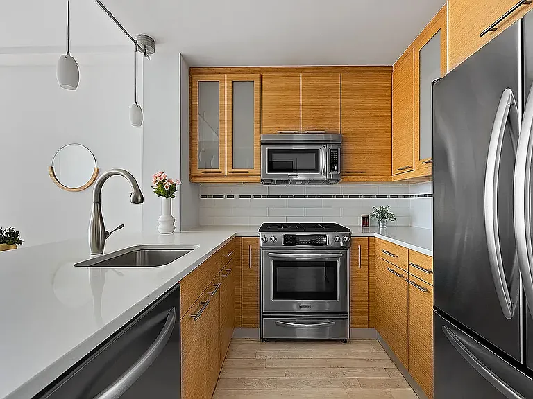 410 4th Ave #E9 — Photo 2
