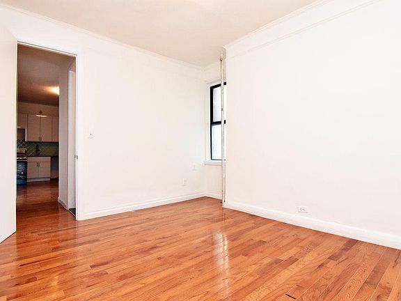 4th image of 136 Woodside Grn