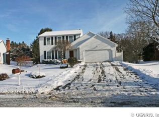 18 Pennicott Cir, Penfield, NY 14526