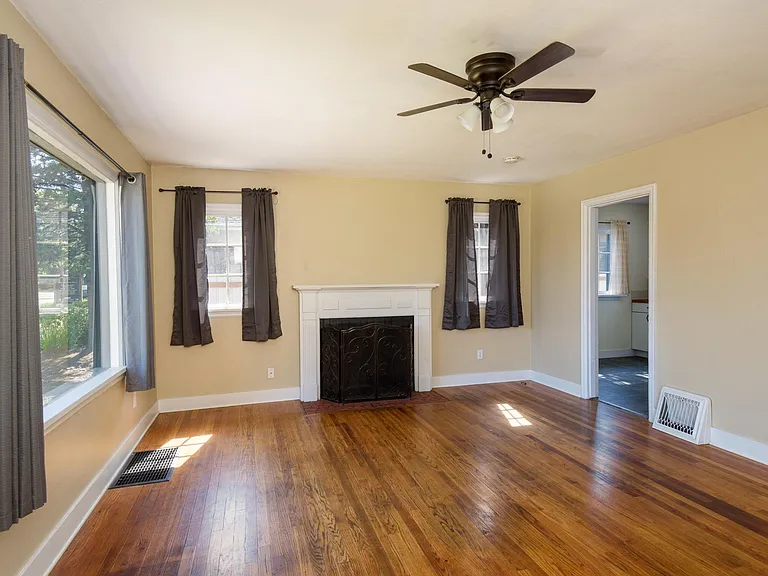335 NE Kearney Ave — Photo 4