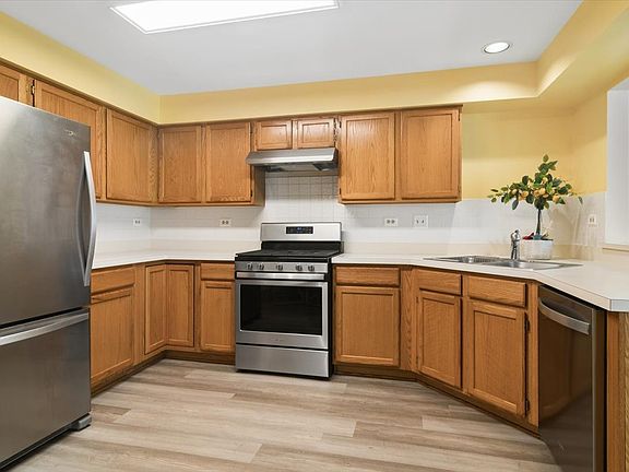 5th image of 501 Grosse Pointe Cir