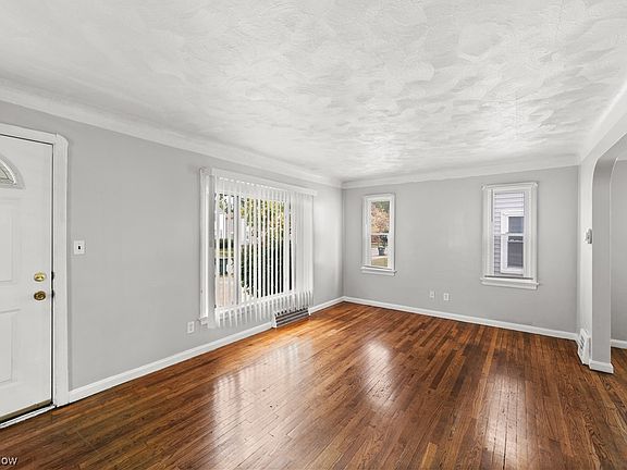 3rd image of 13400 Thraves Ave