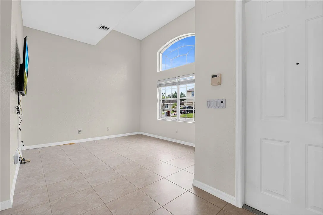 4 bed, 2.5 bath, 2318 sqft, $2,900 — Photo 3