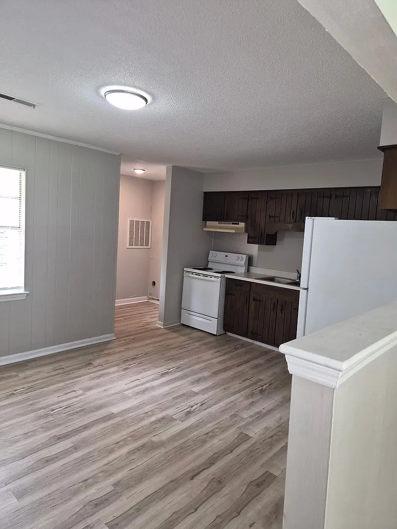 Move-In Ready 2-Bedroom Minutes From Volkswagen, Amazon & Enterprise South! — Photo 4