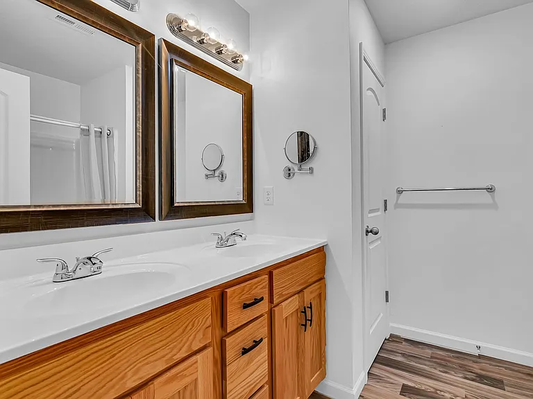 170 Travis St — Photo 23