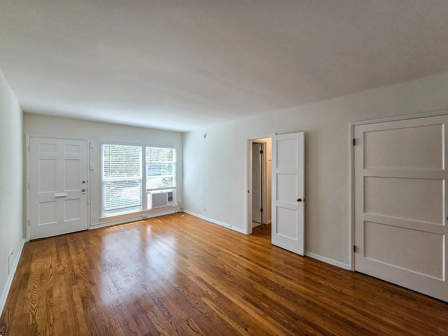 Spacious Studio in the Heart of Los Feliz — Photo 2