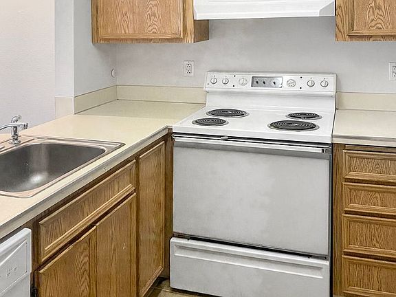 3rd image of 942 28th St NE