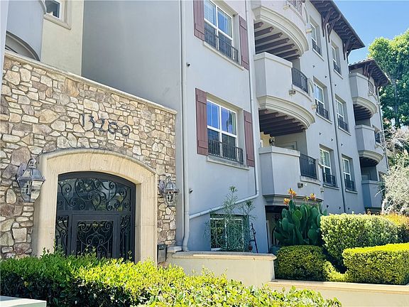 2nd image of 13200 Moorpark St APT 203