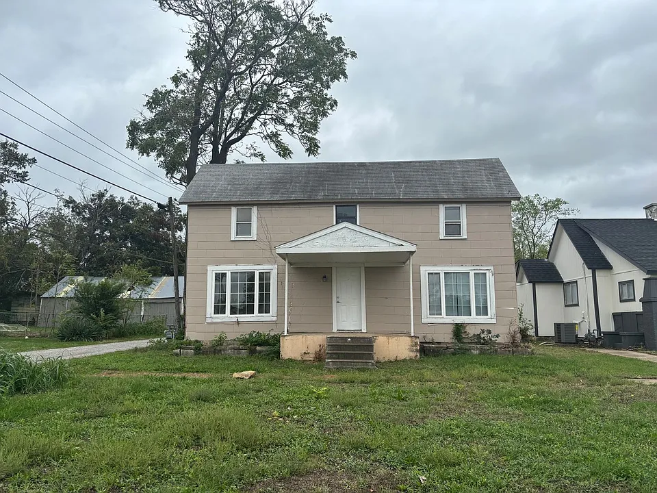 315 W 8th St