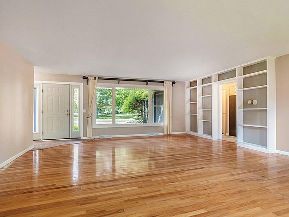 3rd image of 624 Jennings Ln