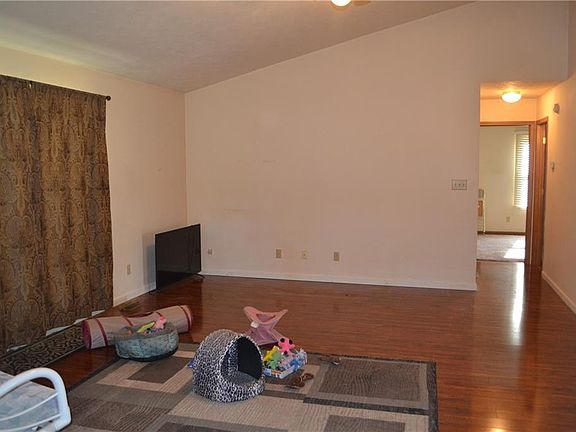 3rd image of 9 Hickory Ln N