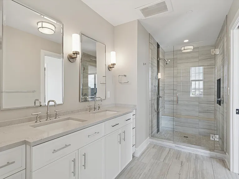 Primary en-suite bathroom