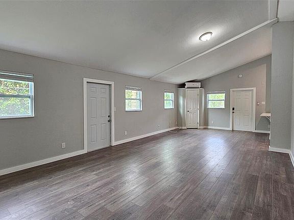 3rd image of 3593 Elizabeth Street