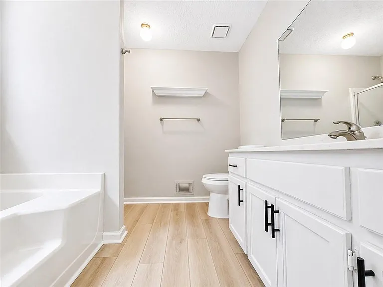 1400 Chalet Cir — Photo 9