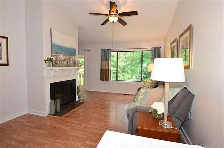Charming 2Br 1.5Ba Townhome in Cary! Available 10/21! — Photo 3