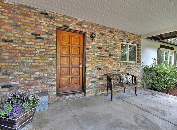 2nd image of 2 Deodora Dr