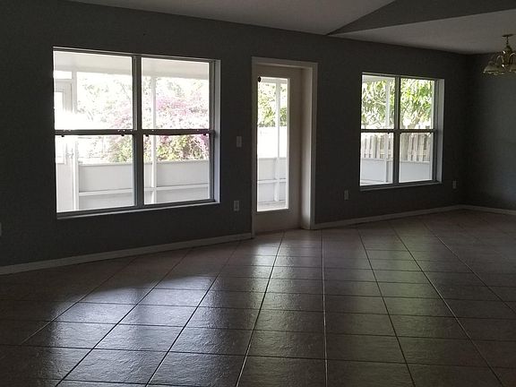 4th image of 541 SW Lairo Ave