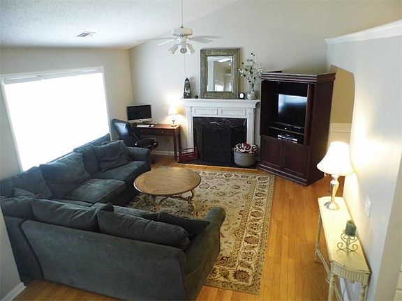 3rd image of 927 Rose Creek Trl