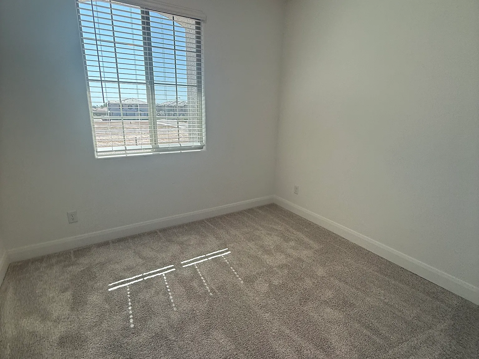 3 bed, 2.5 bath, 1607 sqft, $900 — Photo 2
