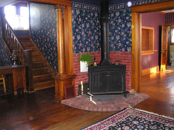 3rd image of 328 N Broadway St