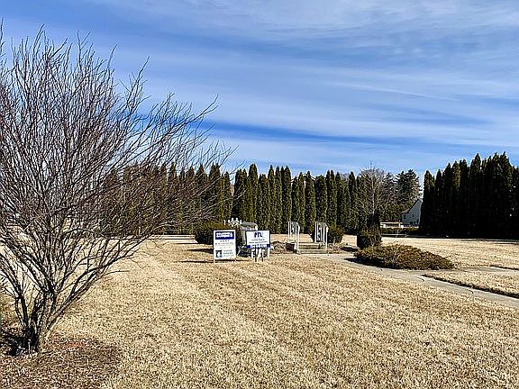 3rd image of 218 W Brooke Ln