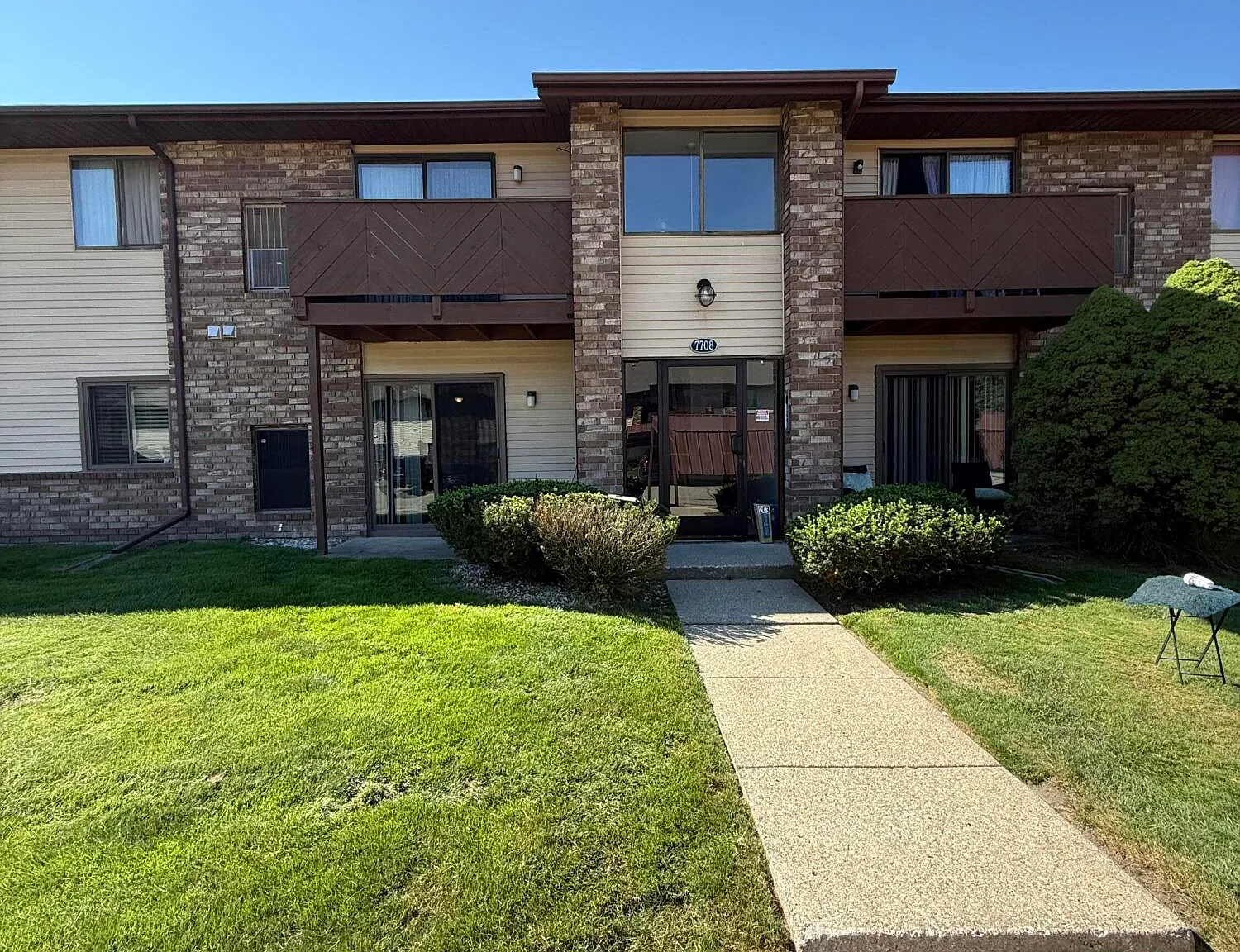 2 bed, 1.0 bath, 918 sqft, $1,350 — Photo 1