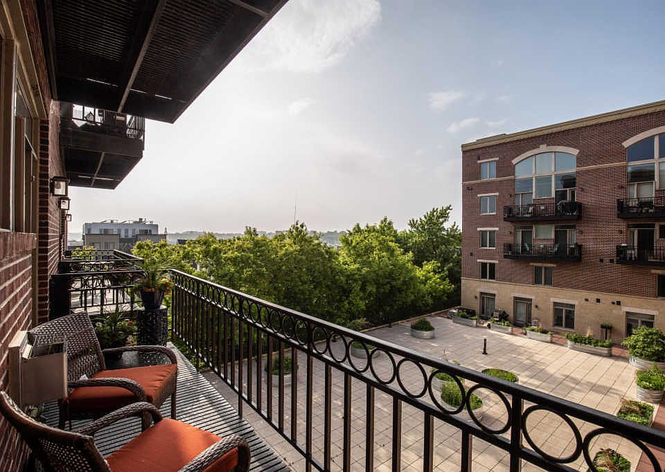 1st image of 1515 N Van Buren St APT 412