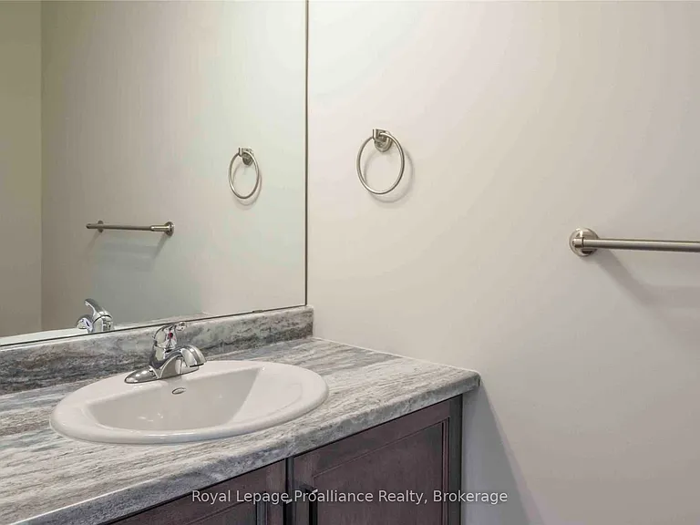 28 Nipigon St — Photo 12