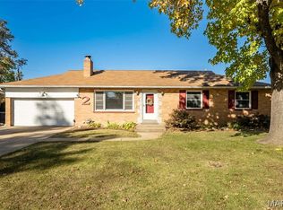 2 Willow Ct, Florissant, MO 63031