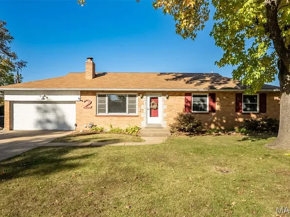 2 Willow Ct, Florissant, MO 63031