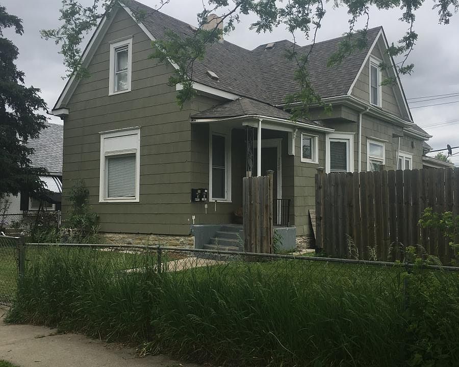2300 Square Foot 10 ft high ceilings Completely fenced in yard