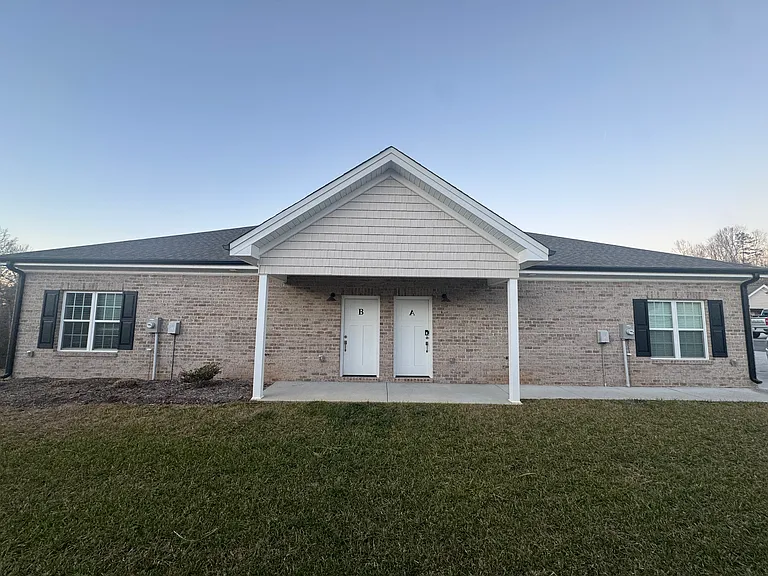 140 Avery Ln #B — Photo 1