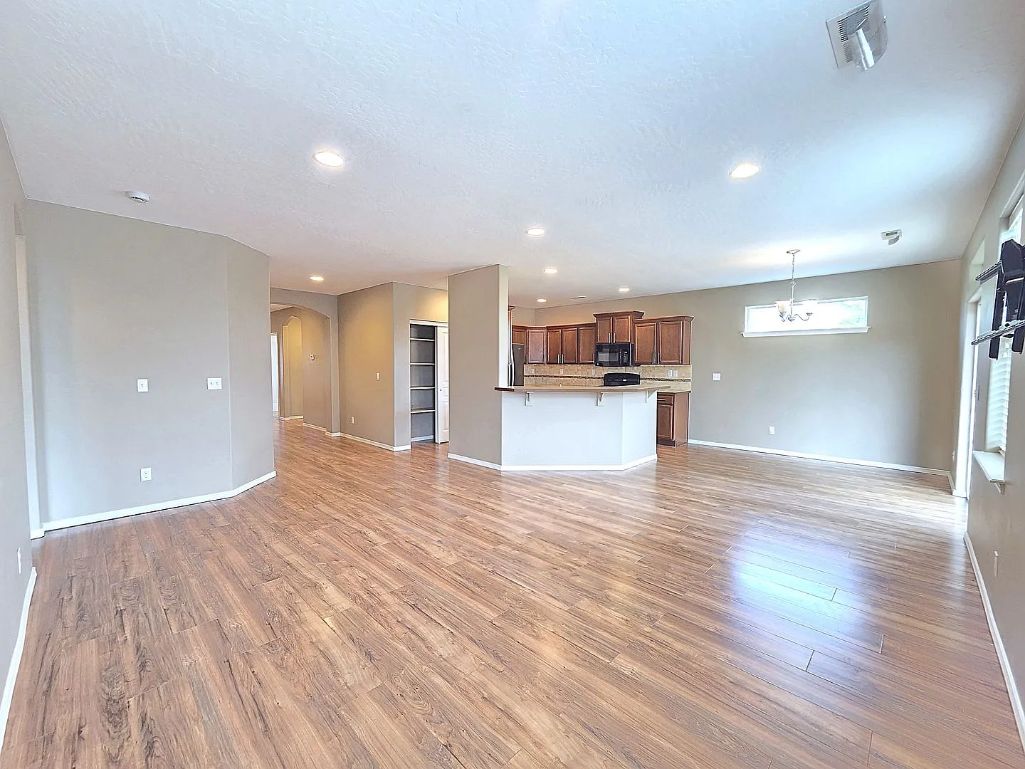$2,300 - 3 Bed / 2 Bath Beautiful Single Level Home in Airway Heights — Photo 4