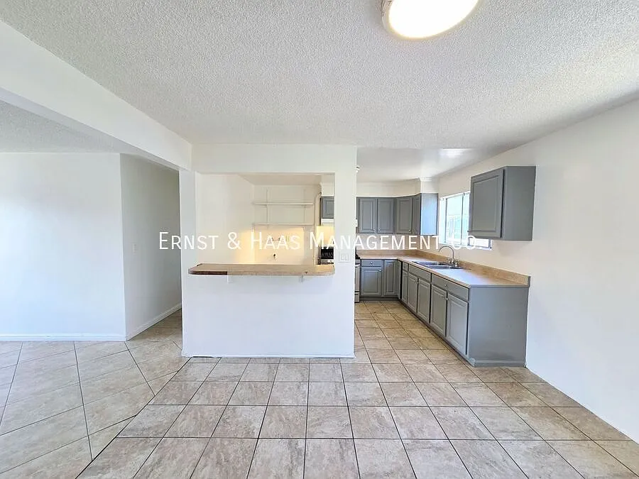 Lovely 3 Bedroom Ground Level Apartment in Central Long Beach! — Photo 4