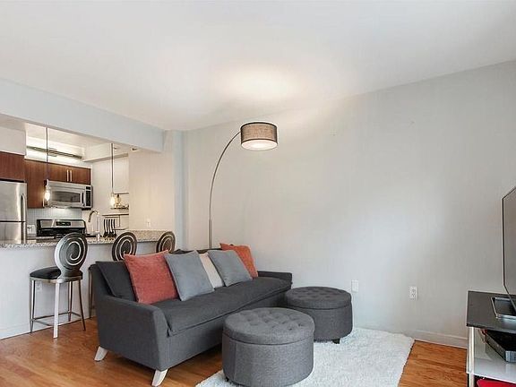 3rd image of 555 W 23rd St APT S11p