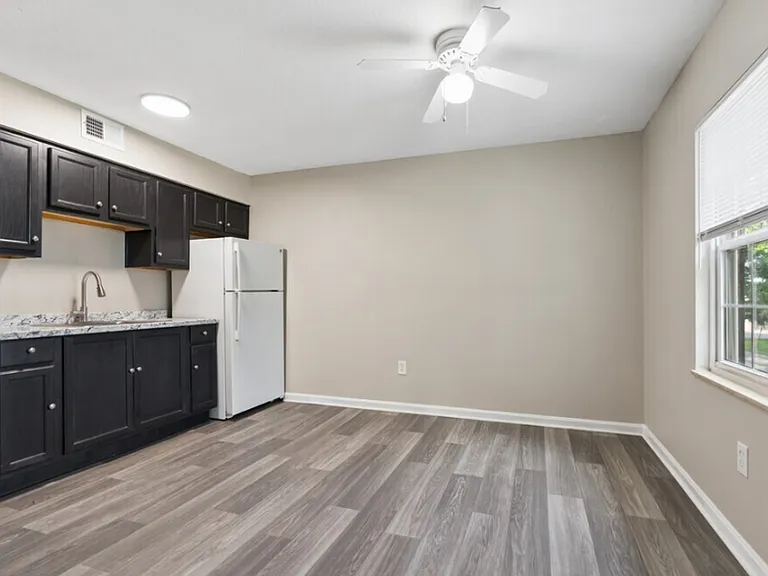 Colonial Oaks Apartments — Photo 3