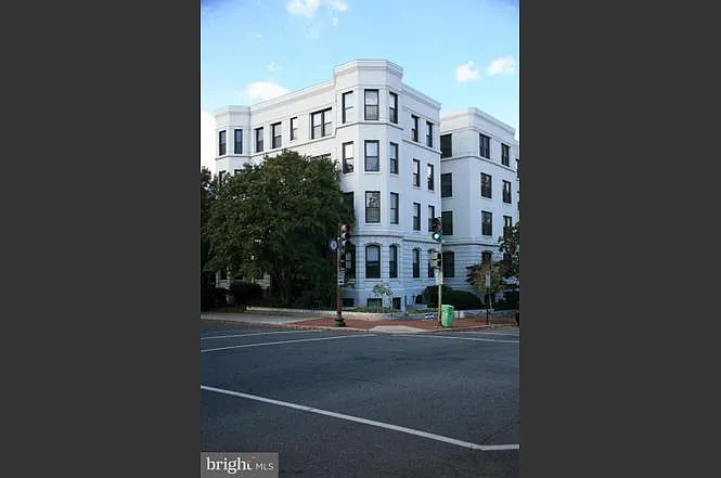520 E St NE #303