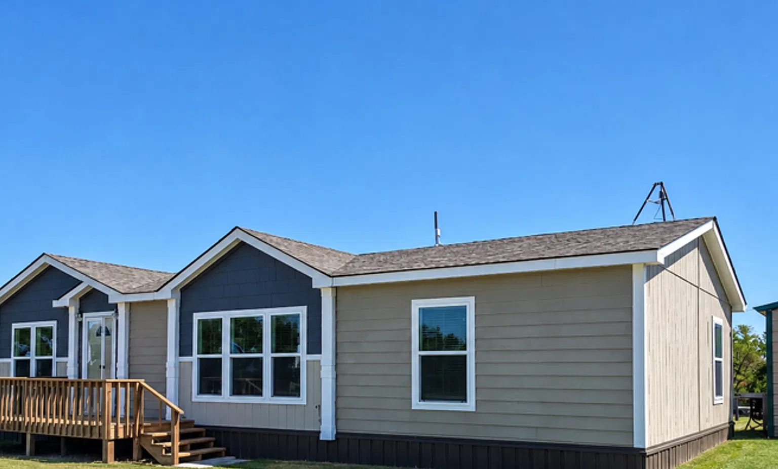 3/2 Bright Modern Home on Quiet CuldeSac with Pond, Workshop & Pasture — Photo 1