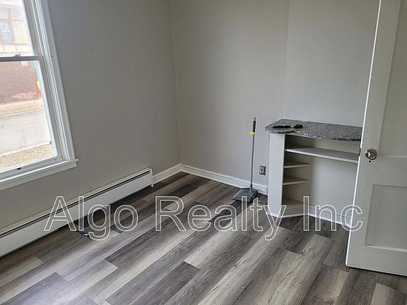 4th image of 133 Winifred St W APT 1
