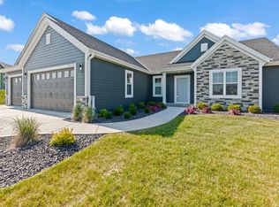 N49W19919 Hickory Ct, Menomonee Falls, WI 53051