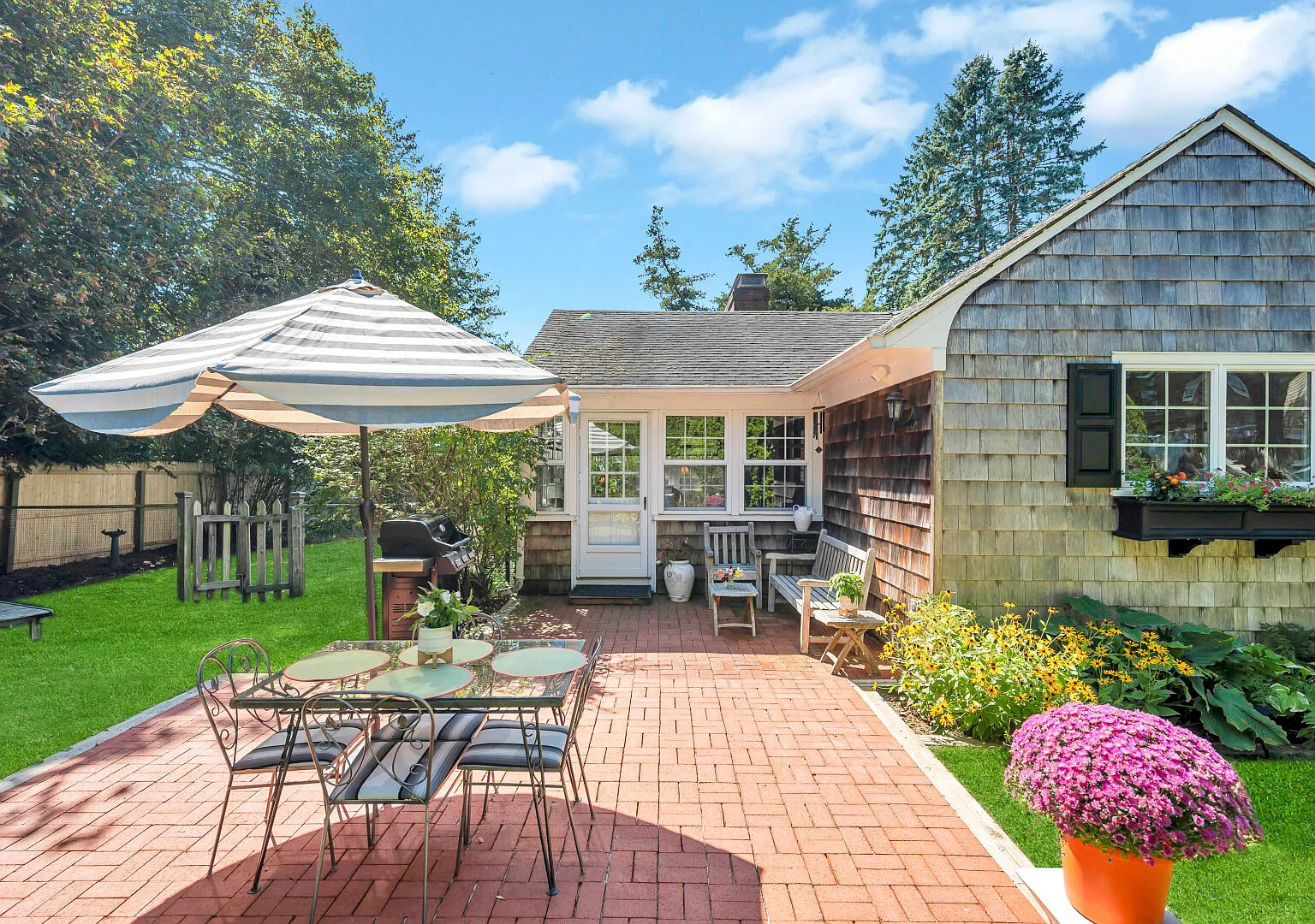 Beautiful cottage on meticulously maintained lawn, — Photo 2